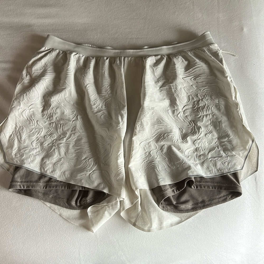 Men’s LuluLemon Athletic Shorts with Liner 6in inseam size XL